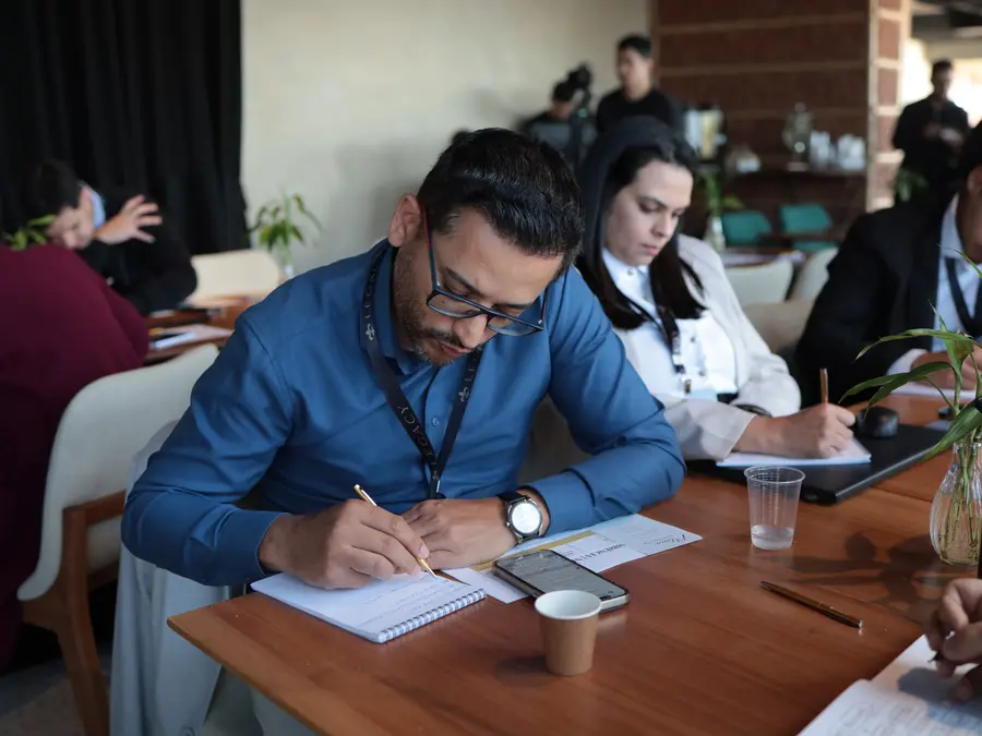 Empresário anotando os números da própria empresa durante o acompanhamento