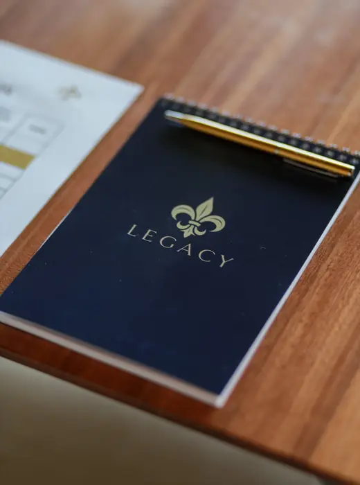 Bloco do Legacy Club sobre a mesa do encontro