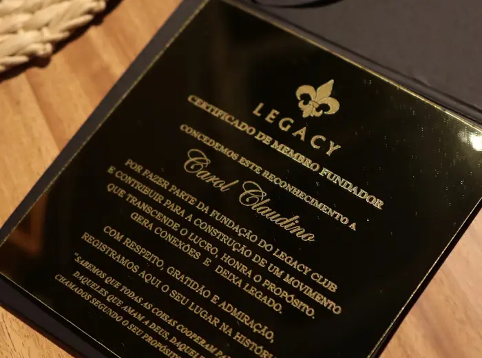 Placa de reconhecimento entregue a um membro do clube